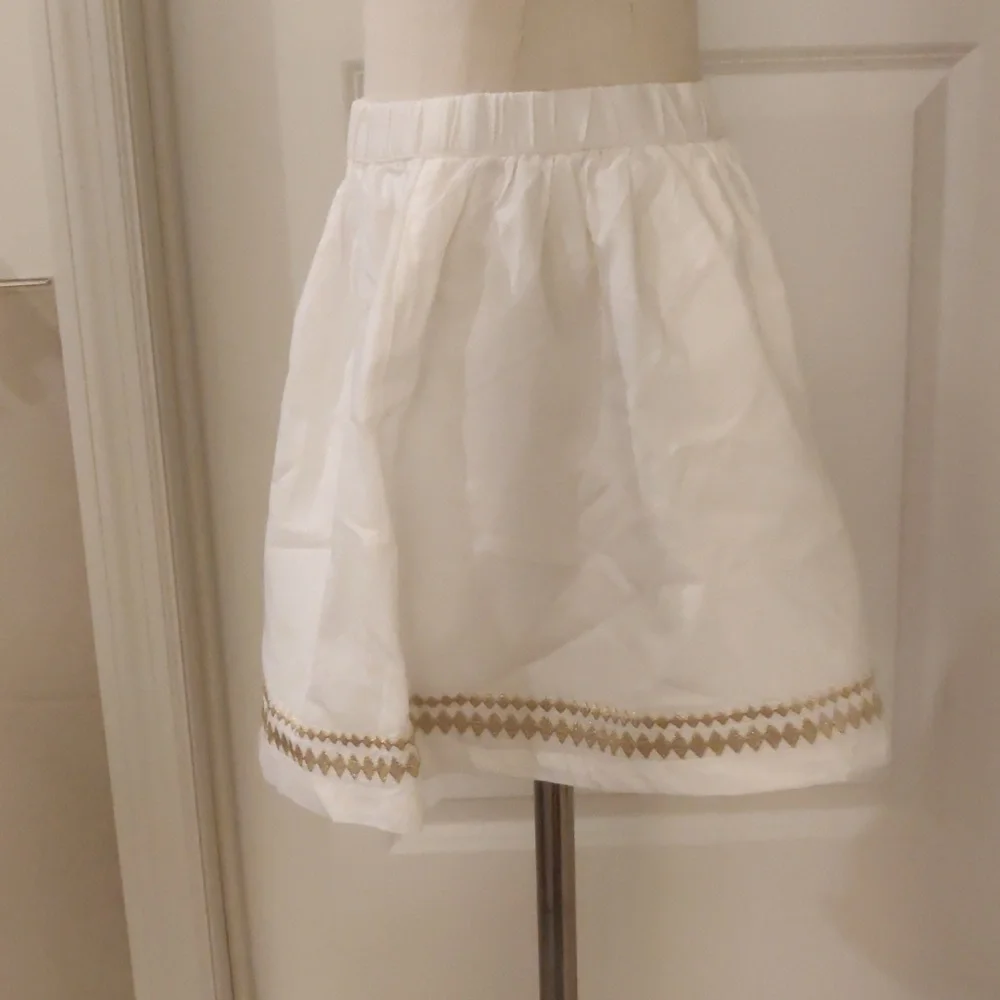 Gymboree white and gold bottom embroidered cotton skirt sz7